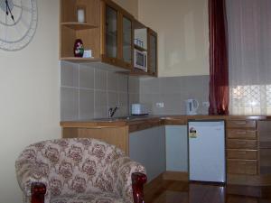 a kitchen with a sink and a refrigerator in it at RJ's Bed & Breakfast in Maryborough +6 photos
