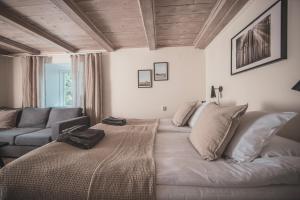 uma sala de estar com uma cama e um sofá em Gumbalde Resort em Stånga