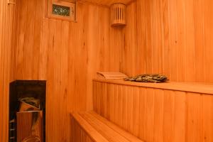 ein holzgetäfeltes Zimmer mit einem Regal in einer Sauna in der Unterkunft AAA Jermuk rest house in Dschermuk