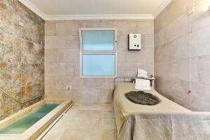 bagno con vasca e finestra di Hotel Quisisana Terme ad Abano Terme