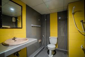 合艾的住宿－帕薩瓦酒店（โรงแรมภาสว่าง），一间带水槽、卫生间和淋浴的浴室
