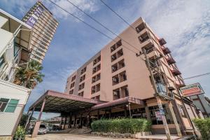 a building on a street in front of a building at Pasawang Hotel (โรงแรมภาสว่าง) in Hat Yai