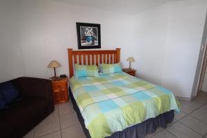 une chambre avec un grand lit et un canapé dans l'établissement Rondevoux 26, à Margate 11 autres photos