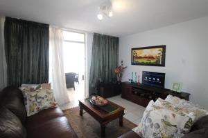 un salon avec un canapé et une table dans l'établissement Rondevoux 26, à Margate