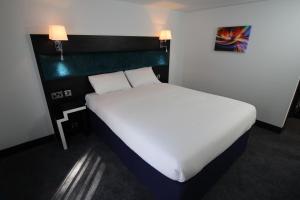 Postel nebo postele na pokoji v ubytování Ramada Oxford