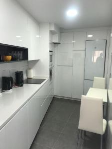 Apartamento Castro Holidays - con Parking incluido的厨房或小厨房
