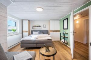 ZaisertshofenにあるBezauberndes Gästehausのベッドとソファとテーブルのある寝室