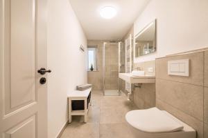 ZaisertshofenにあるBezauberndes Gästehausのトイレと洗面台付きのバスルーム +25枚の写真