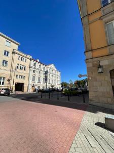 una calle de la ciudad con edificios y una acera de ladrillo en Stare Miasto - Trębacka en Varsovia