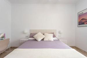 - une chambre blanche avec un lit et une baignoire dans l'établissement Apartamento en Los Cristianos urb.Playa Graciosa, à Los Cristianos 49 autres photos