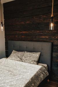 的住宿－Amberhouse，一间卧室配有一张木墙床