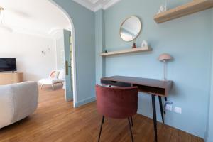 Habitación con escritorio y espejo en la pared. en *Green Organic* Balcon & Garage, en Clermont-Ferrand