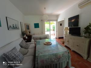 ein Wohnzimmer mit einer Couch und einem Couchtisch in der Unterkunft Casa en Loma Sancti Petri a 900 m de la playa de La Barrosa in Chiclana de la Frontera