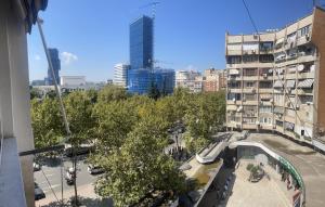 vistas a una ciudad con edificios altos y árboles en Apartment Centre View New Bazaar, en Tirana
