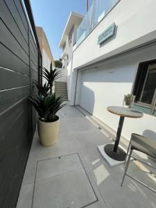 een kleine patio met een tafel en een plant bij rooms 48 in Eilat