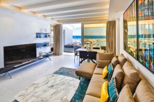 Telewizja i/lub zestaw kina domowego w obiekcie 306 -Luxury Selection- Puerto Banus Marbella Front Line Penthouse