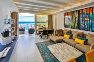 salon z kanapą i stołem w obiekcie 306 -Luxury Selection- Puerto Banus Marbella Front Line Penthouse w Marbelli