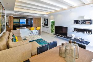 Telewizja i/lub zestaw kina domowego w obiekcie 306 -Luxury Selection- Puerto Banus Marbella Front Line Penthouse