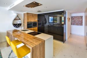 Kuchnia lub aneks kuchenny w obiekcie 306 -Luxury Selection- Puerto Banus Marbella Front Line Penthouse