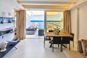 jadalnia ze stołem i widokiem na ocean w obiekcie 306 -Luxury Selection- Puerto Banus Marbella Front Line Penthouse w Marbelli
