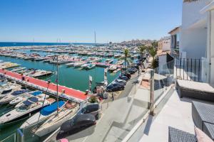 przystań z mnóstwem łodzi w wodzie w obiekcie 306 -Luxury Selection- Puerto Banus Marbella Front Line Penthouse w Marbelli