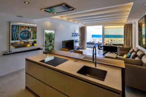 Telewizja i/lub zestaw kina domowego w obiekcie 306 -Luxury Selection- Puerto Banus Marbella Front Line Penthouse