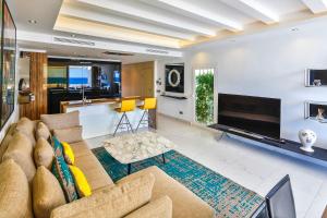 Telewizja i/lub zestaw kina domowego w obiekcie 306 -Luxury Selection- Puerto Banus Marbella Front Line Penthouse