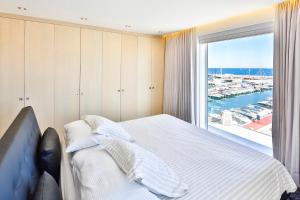 sypialnia z łóżkiem i dużym oknem w obiekcie 306 -Luxury Selection- Puerto Banus Marbella Front Line Penthouse w Marbelli
