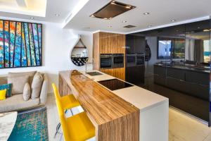 Kuchnia lub aneks kuchenny w obiekcie 306 -Luxury Selection- Puerto Banus Marbella Front Line Penthouse