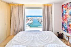 Łóżko lub łóżka w pokoju w obiekcie 306 -Luxury Selection- Puerto Banus Marbella Front Line Penthouse