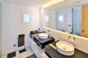 łazienka z umywalką i dużym lustrem w obiekcie 306 -Luxury Selection- Puerto Banus Marbella Front Line Penthouse w Marbelli +37 zdjęć