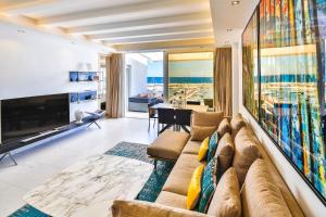 Telewizja i/lub zestaw kina domowego w obiekcie 306 -Luxury Selection- Puerto Banus Marbella Front Line Penthouse