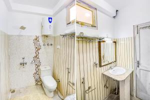 La salle de bains est pourvue de toilettes et d'un lavabo. dans l'établissement FabHotel The Countryside B and B, à Manali