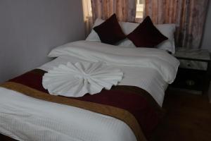Postel nebo postele na pokoji v ubytování Om Tara Guest House Pvt Ltd