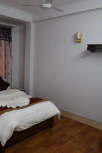Postel nebo postele na pokoji v ubytování Om Tara Guest House Pvt Ltd