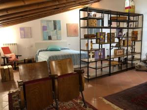 ミラノにあるイゾラ リベラのベッドルーム(ベッド1台、本棚付)