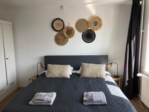ein Schlafzimmer mit einem Bett mit zwei Handtüchern darauf in der Unterkunft Short Stay Zandvoort in Zandvoort