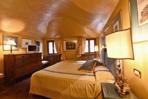 ein Schlafzimmer mit einem großen Bett in einem Zimmer in der Unterkunft San Marco Elegante Panoramico Esclusivo 2 bagni in Venedig