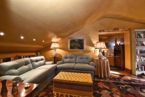 ein Wohnzimmer mit Sofa und Tisch in der Unterkunft San Marco Elegante Panoramico Esclusivo 2 bagni in Venedig