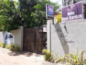 ein Tor zu einem Restaurant mit einem Schild daneben in der Unterkunft Mila Rest Garden in Mirissa
