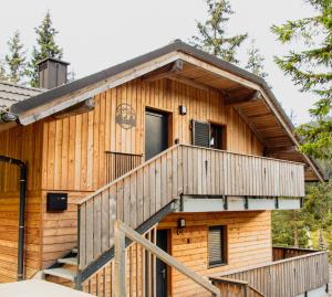 een blokhut met een terras en een balkon bij Apartma BANI - GOLTE in Mozirska Koča