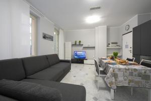 a living room with a couch and a table at Appartamento Giulia - Alassio in Alassio