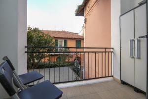 uma varanda com uma cadeira e um edifício em Appartamento Giulia - Alassio em Alassio