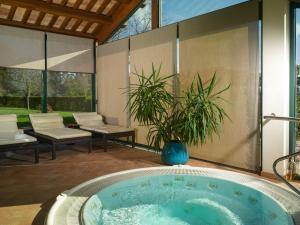 a jacuzzi tub in the middle of a patio at Villa Abbondanzi Resort in Faenza