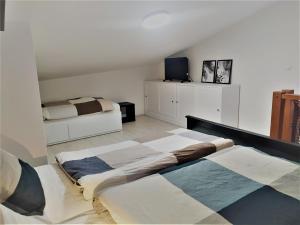 Postel nebo postele na pokoji v ubytování Apartmán Tommy - Zadov