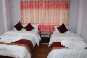 Postel nebo postele na pokoji v ubytování Om Tara Guest House Pvt Ltd