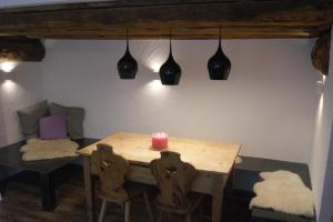 una mesa con una vela y dos sillas en Charming 3½ room cottage in Valposchiavo, en Poschiavo