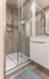 ein Bad mit einer Dusche und einer Glastür in der Unterkunft La Chambre Suspendue by Maison Brasseurs d'Etoiles in Lüttich