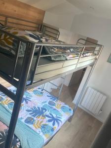 Postel nebo postele na pokoji v ubytování Le cocon blanc: T2 centre Ax neuf et équipé 8 pers