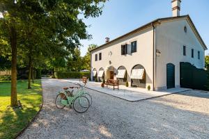 ein vor einem Gebäude geparktes Fahrrad in der Unterkunft Fiori e Frutti Agriresort in Mestre